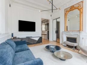 Spacious apartment with air conditioning near Arc Triomphe